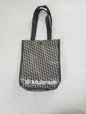 Lululemon ✨️ Women's Black & Gray Patterned Bag